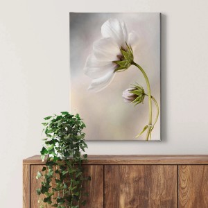 Helles Bricoflor Wandbild mit weißer Blume auf Leinwand im Hochformat.