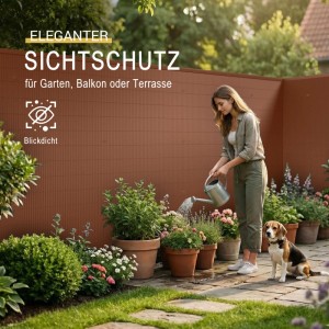 Brauner Sol Royal PVC Sichtschutz 90x300cm im Garten. Eine Frau gießt Pflanzen, ein Hund sitzt davor.