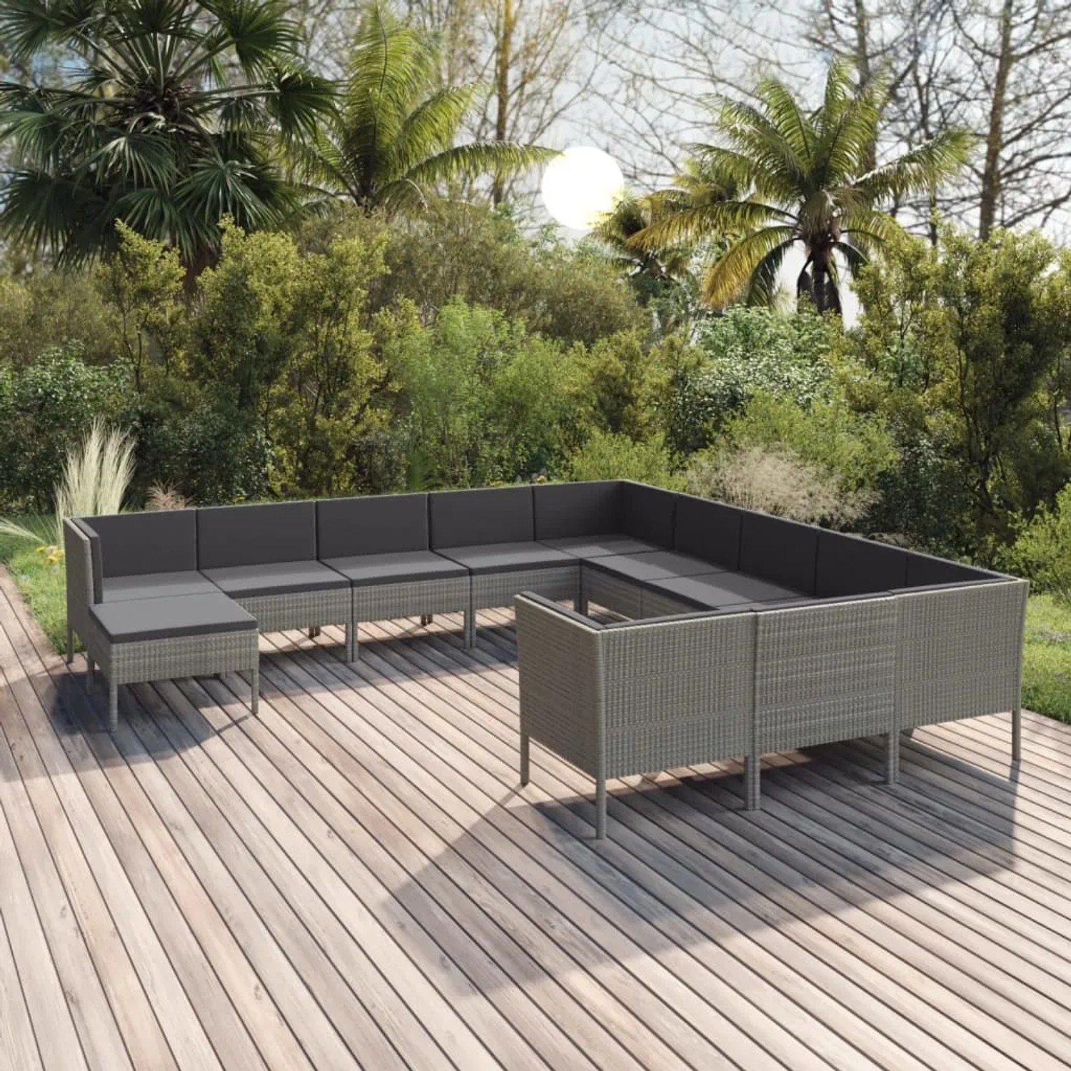 Graues 12-tlg. vidaXL Garten-Lounge-Set aus Rattan mit anthrazitfarbenen Auflagen auf Holzterrasse.