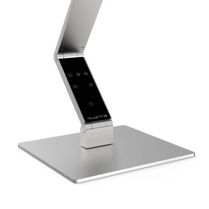 Luctra LED Schreibtischlampe Table Linear Base aus Aluminium, Detailaufnahme des Fußes und des Touchpanels.