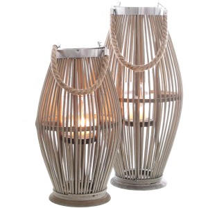 Zwei Windlichter aus Bambus mit Henkel und Glaseinsatz für stimmungsvolle Beleuchtung.