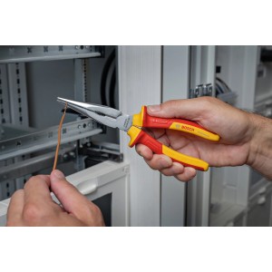 Bosch Professional VDE-Zange im Einsatz: Spitzzange mit isolierten Griffen bearbeitet ein Kabel.