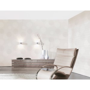 Wohnraum mit floraler, creme-farbener Vliestapete. Dekorative Tapete mit Kreismuster.