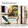 Tectake Solardusche Ofanto mit Kind unter der Dusche im Garten. Schwarze Gartendusche mit Ablage und Regenduschkopf.