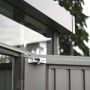 Biohort Metall-Gerätehaus HighLine in Dunkelgrau-Metallic. Detail von Flachdach, Oberlicht und Doppeltür. Robustes Gartenhaus.