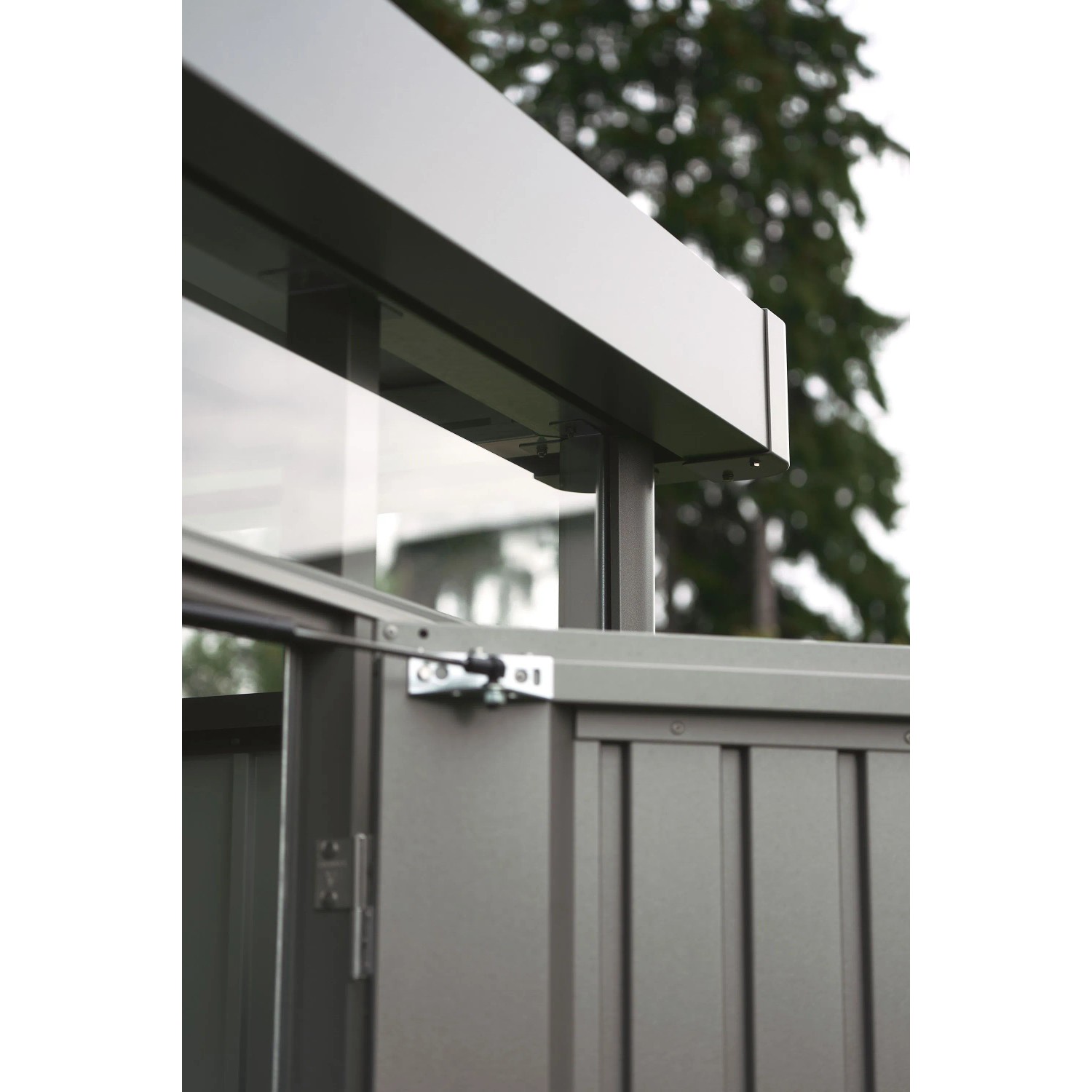 Biohort Metall-Gerätehaus HighLine in Dunkelgrau-Metallic. Detail von Flachdach, Oberlicht und Doppeltür. Robustes Gartenhaus.