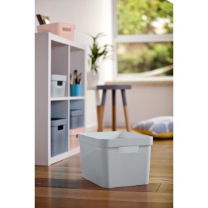 Graue Curver Infinity Aufbewahrungsbox (26,6x35,6x21,8 cm) im Wohnraum.