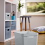 Graue Curver Infinity Aufbewahrungsbox (26,6x35,6x21,8 cm) im Wohnraum.