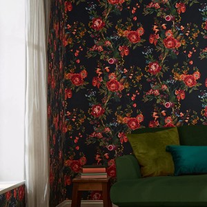 Detailaufnahme: Joules Vliestapete Forest Chinoiserie French Navy Blau mit Blumenmuster im Wohnraum.