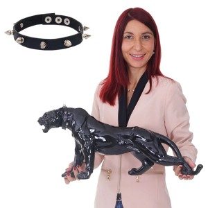 Dekorative, hochglänzende Panther Figur mit Halsband, gehalten von einer Frau.