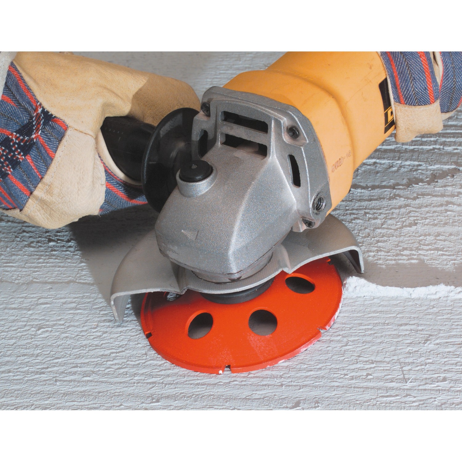 LUX Diamantschleiftopf 105 mm im Einsatz zum Glätten von Estrich mit Winkelschleifer.