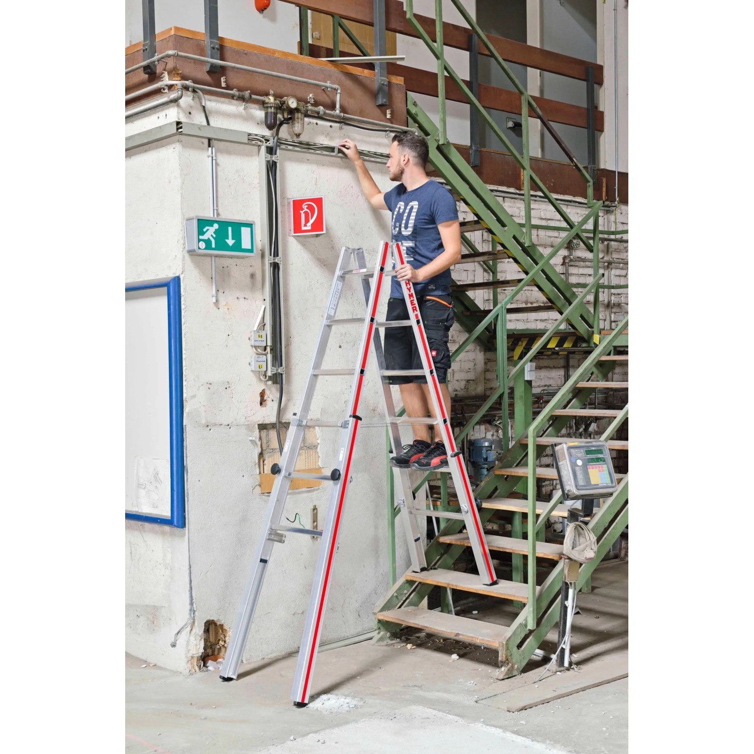 Hymer Treppenstehleiter Teleskopleiter 2x5 Stufen mit Mann bei Arbeit.