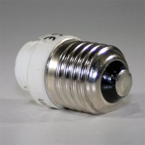 Weißer Lampenfassung Adapter G9 auf E27 aus Keramik und Metall. Ermöglicht den Einsatz von E27 Leuchtmitteln in G9 Fassungen.