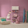 Raum mit Wänden in Alpina Pantone Orchid Haze Pastellviolett. Matte Innenfarbe für kreative Wohnräume.