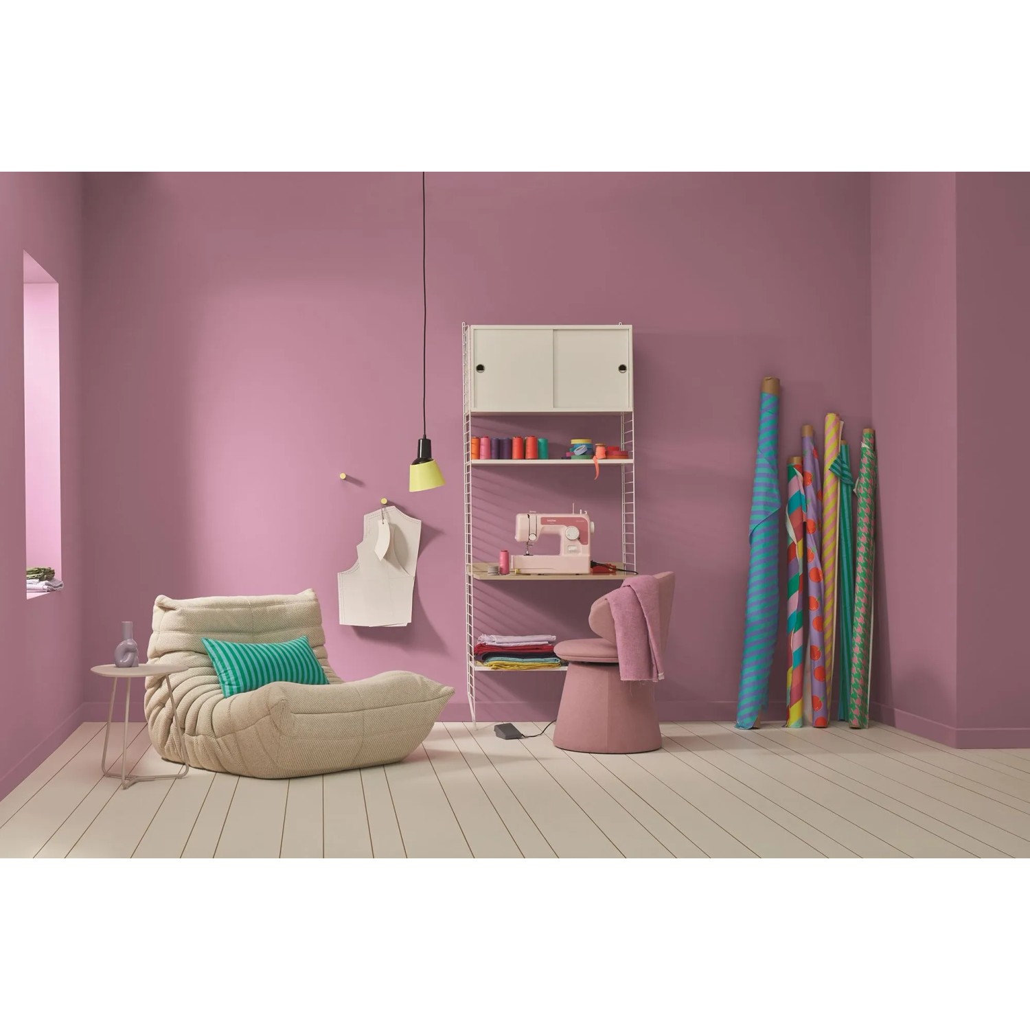 Raum mit Wänden in Alpina Pantone Orchid Haze Pastellviolett. Matte Innenfarbe für kreative Wohnräume.