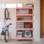 Rosa Ar Shelving Schwerlast-Steckregal (180x90x40cm) mit 5 Böden, beladen mit Boxen und Gegenständen.