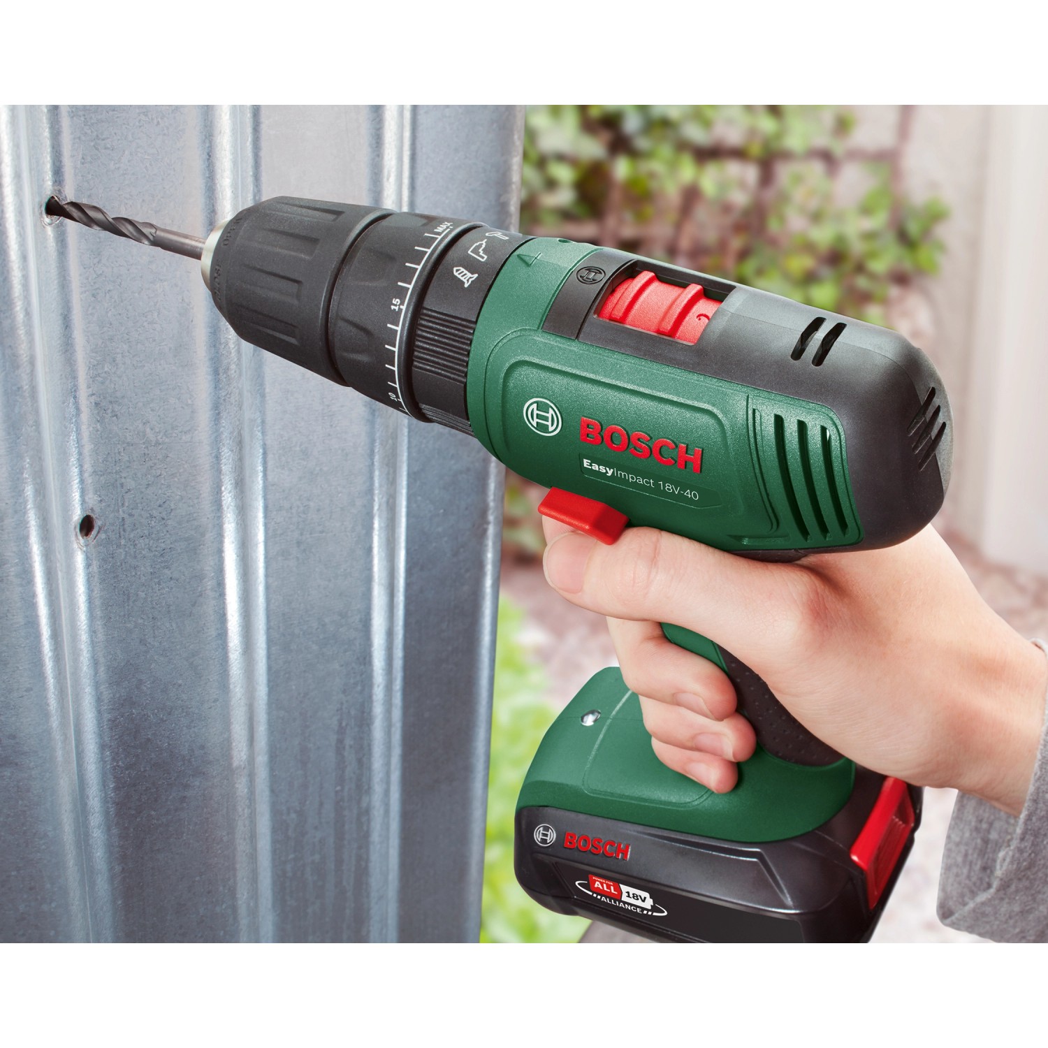 Bosch EasyImpact 18V-40 Akku-Schlagbohrschrauber beim Bohren in Metall.