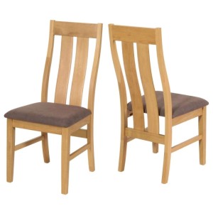 Zwei Esszimmerstühle MCW M58 im 2er-Set mit hellem Holzgestell und taupefarbenen Polstersitzen. Hohe Rückenlehnen mit vertikalen Holzstreben.