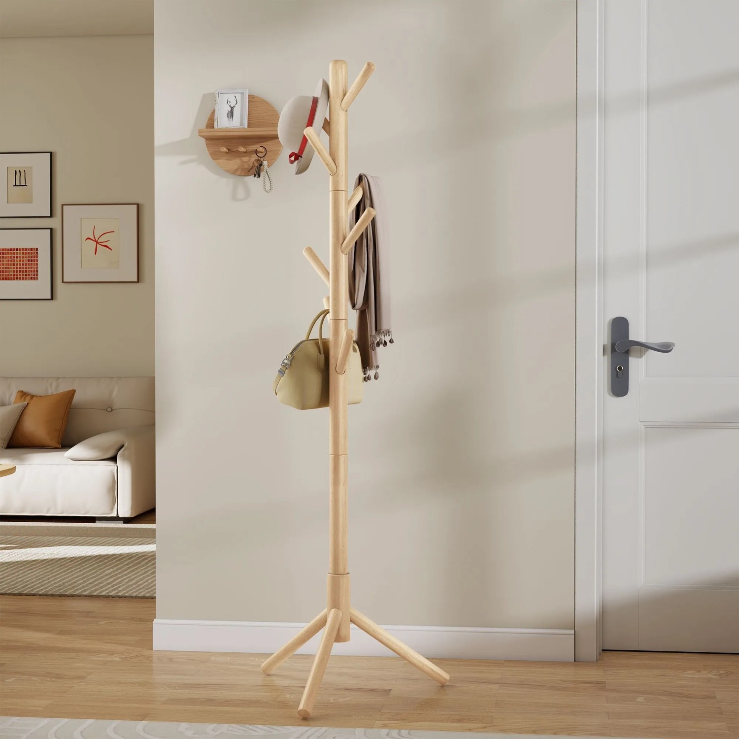 Songmics Garderobenständer Andi aus Massivholz mit 8 Haken in Natur, mit Accessoires.