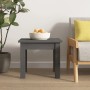 Grauer Couchtisch aus Kiefernholz, 35x35x30 cm, mit Obstschale dekoriert.