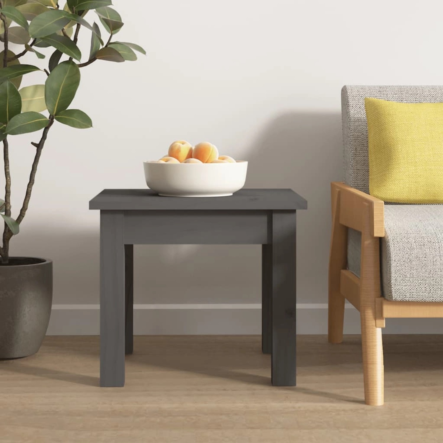 Grauer Couchtisch aus Kiefernholz, 35x35x30 cm, mit Obstschale dekoriert.