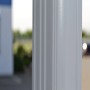 Detailansicht eines weißen Aluminium Pfostens der Home Deluxe Terrassenüberdachung Solis.