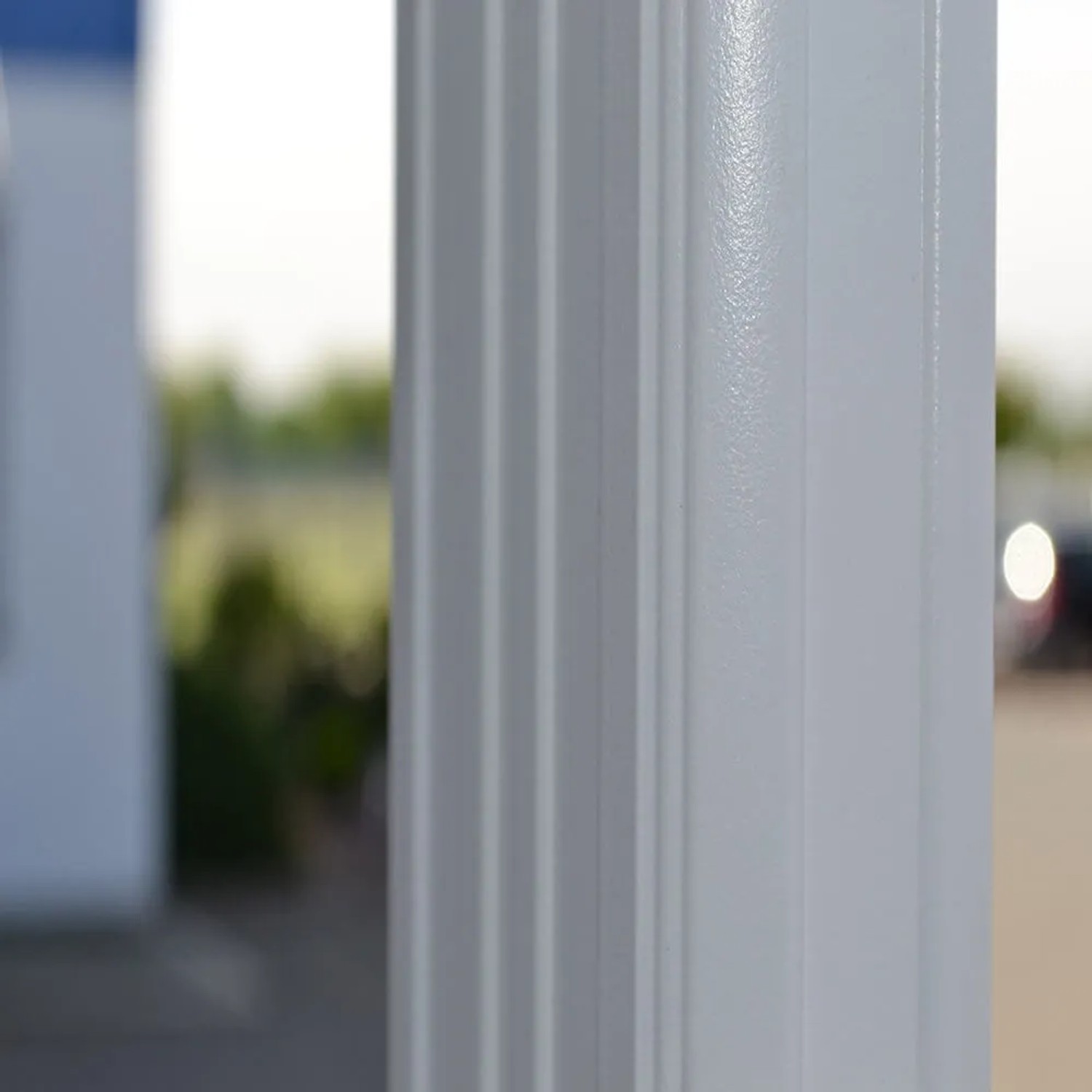 Detailansicht eines weißen Aluminium Pfostens der Home Deluxe Terrassenüberdachung Solis.