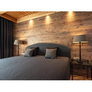 Schlafzimmer mit Egger DecoWall Wandpaneele Namur Fichte Natur als Wandverkleidung.