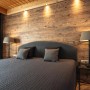 Schlafzimmer mit Egger DecoWall Wandpaneele Namur Fichte Natur als Wandverkleidung.