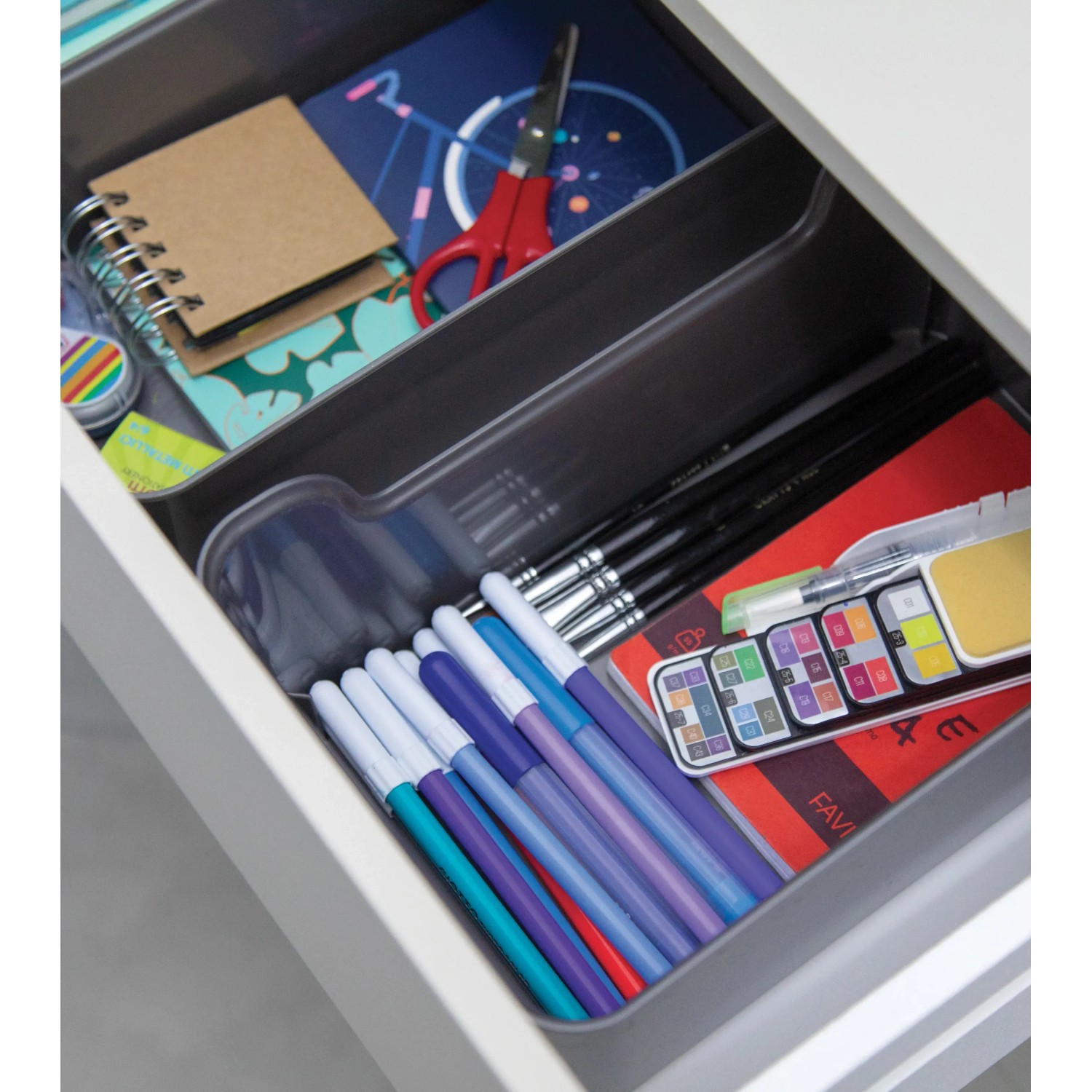 Weiße Tontarelli Organizer-Box Bella XL im Schubfach mit Stiften und Büroartikeln.