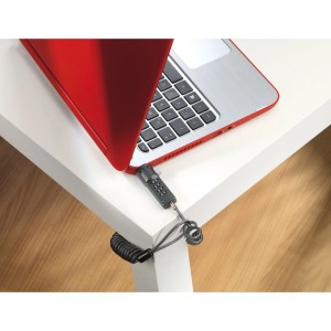 Hama Laptopschloss Portable mit Zahlenschloss und Carbonstahl-Kabel sichert roten Laptop an Tisch.