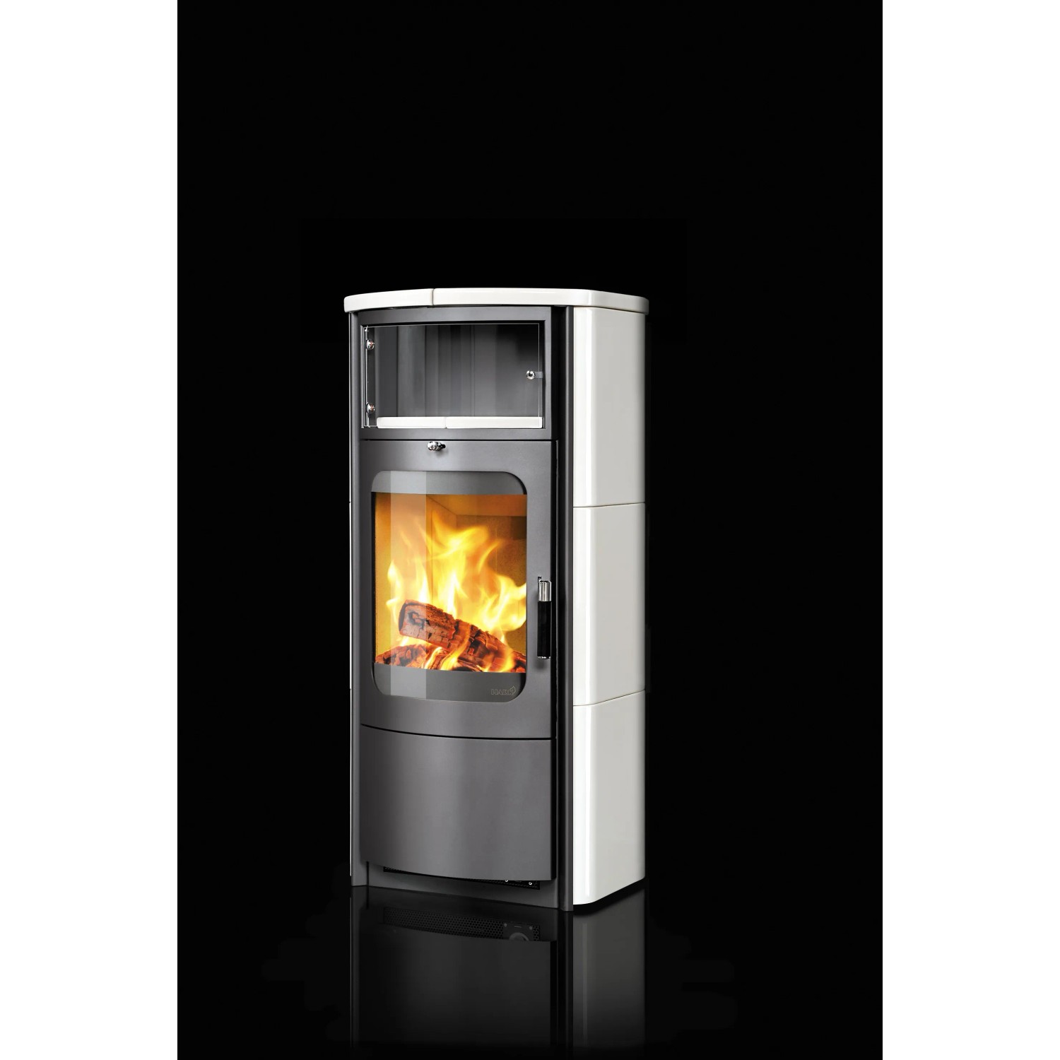 Weißer Hark Küchenofen Keramik 5kW mit Feuer im Brennraum.