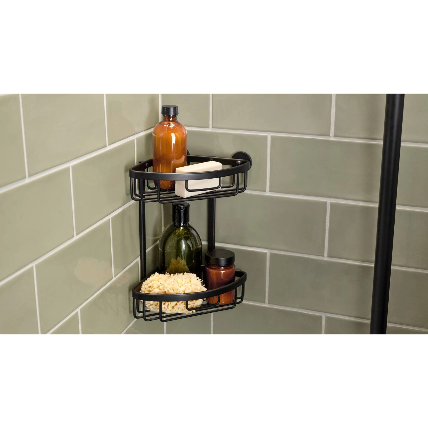 Tesa Aluxx Eckduschkorb, zweistöckig, schwarz matt, mit Duschutensilien im Badezimmer.