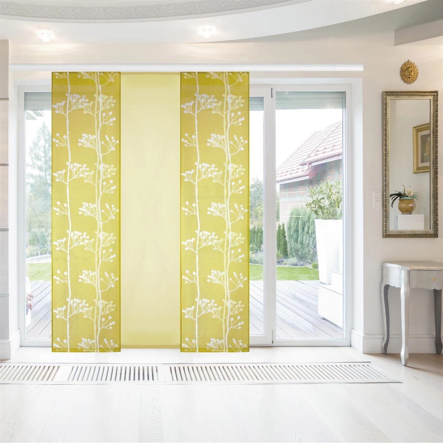 Bestlivings Schiebegardine Elena 3er Set in Olivgrün mit floralem Muster vor Fenster.