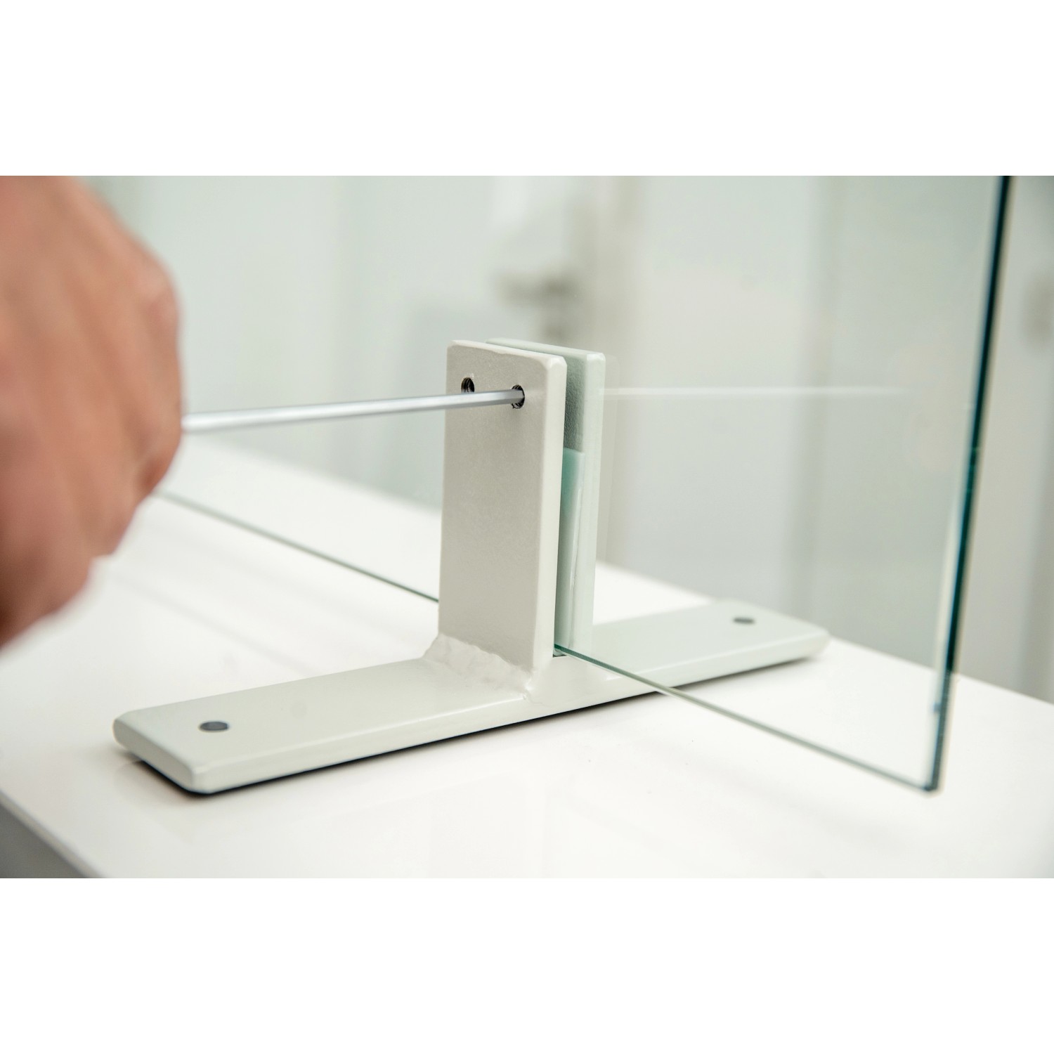 Montage des Hygiene Schutzglases mit Halterung. Klarglas Scheibe als Spuckschutz.