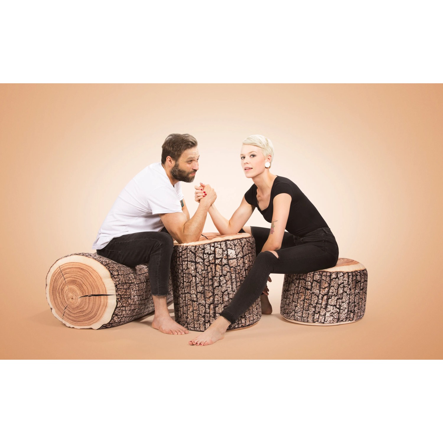 Sitting Point Hocker Wood, 100 l, Natur Holzoptik-Muster, zwei Personen sitzen auf den Sitzsäcken.