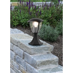 Schwarze Trio LED Sockelleuchte Venta aus Aluminium auf Steinmauer im Garten.