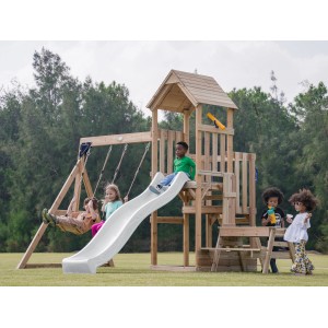 Axi Spielturm Mette mit Doppelschaukel, Rutsche und Picknicktisch im Garten.