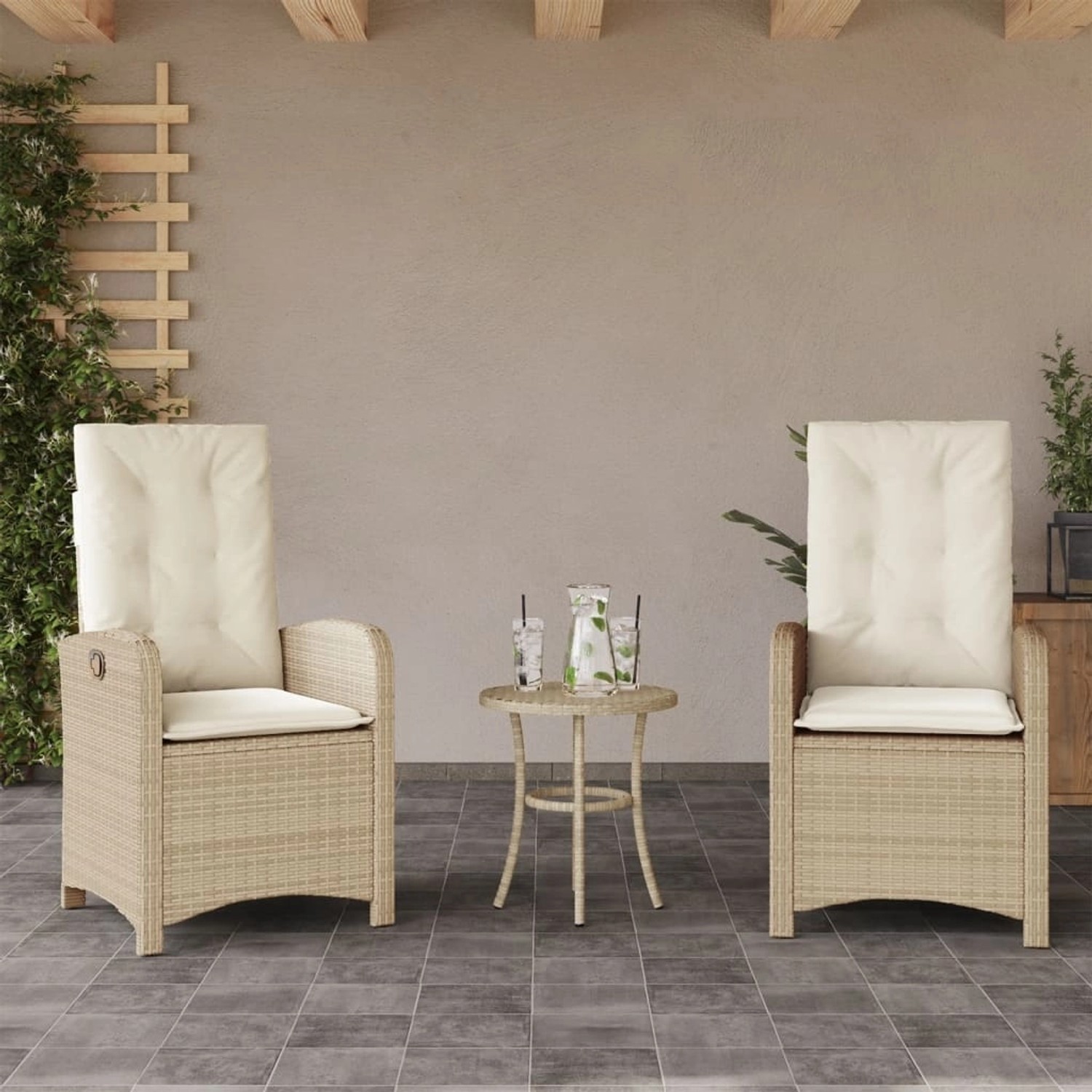 Zwei beige, verstellbare Gartensessel aus Rattan mit cremeweißen Kissen.