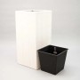 Weißer Polyrattan Pflanzkübel Säule (40x40x84cm) mit schwarzem Pflanzeinsatz.