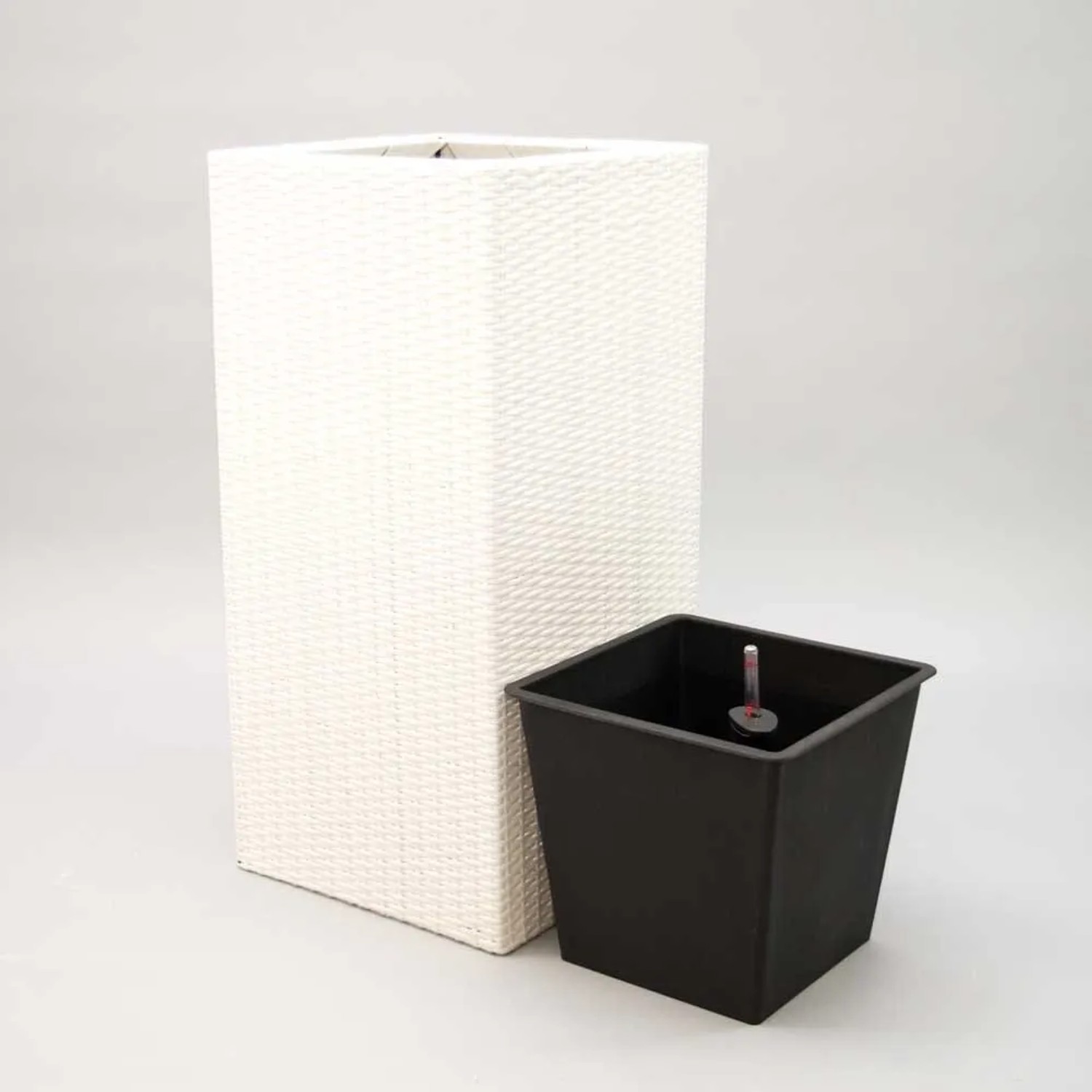 Weißer Polyrattan Pflanzkübel Säule (40x40x84cm) mit schwarzem Pflanzeinsatz.