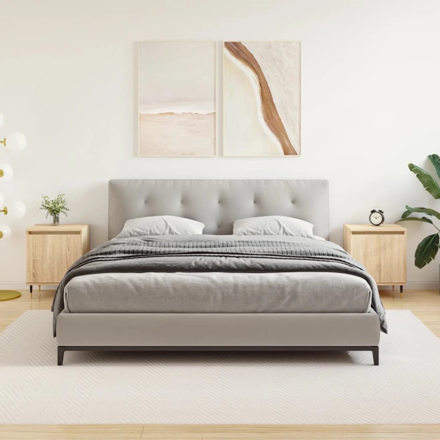 Zwei Sonoma-Eiche Nachttische aus Holzwerkstoff neben einem Bett.