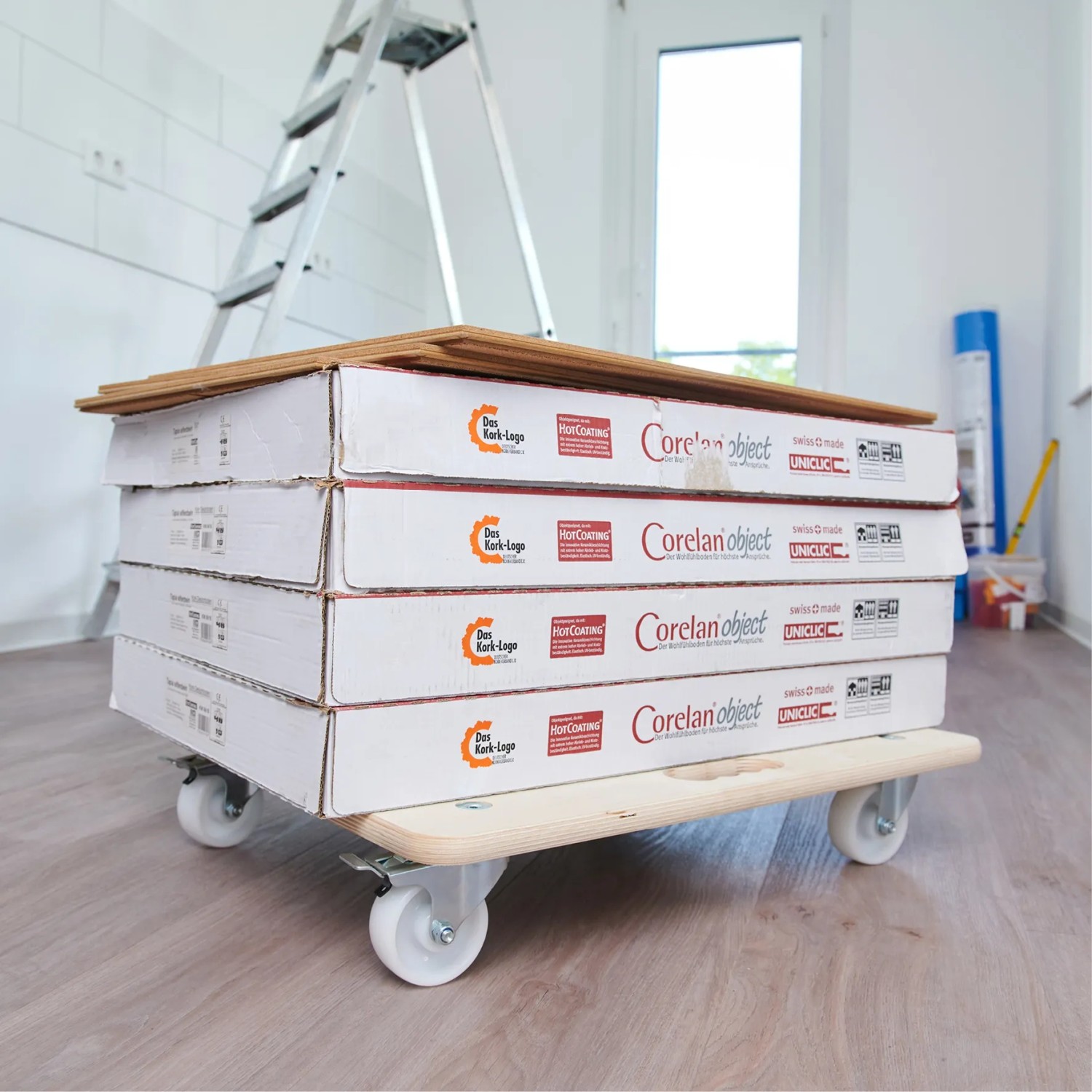 Wagner Transporthilfe Allrounder Birke mit Kartons auf Rollen. Tragkraft 250 kg.