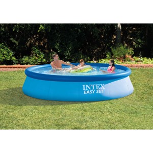 Blauer Intex Easy Set Pool (Ø366x76cm) mit Familie im Garten. Quick-Up Pool für Badespaß.