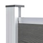Graues WPC Zaunelement mit Holzmaserung, verbunden mit silbernem Aluminiumpfosten und schwarzer Kappe.