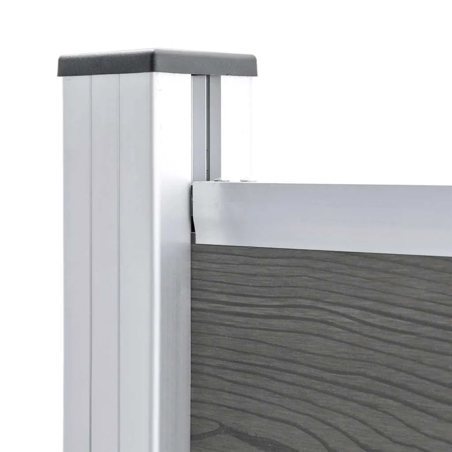 Graues WPC Zaunelement mit Holzmaserung, verbunden mit silbernem Aluminiumpfosten und schwarzer Kappe.