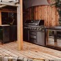 MyOutdoorKitchen Modul-Kühlschrank Black Collection, zweitürig, in einer Outdoor-Küchenumgebung.