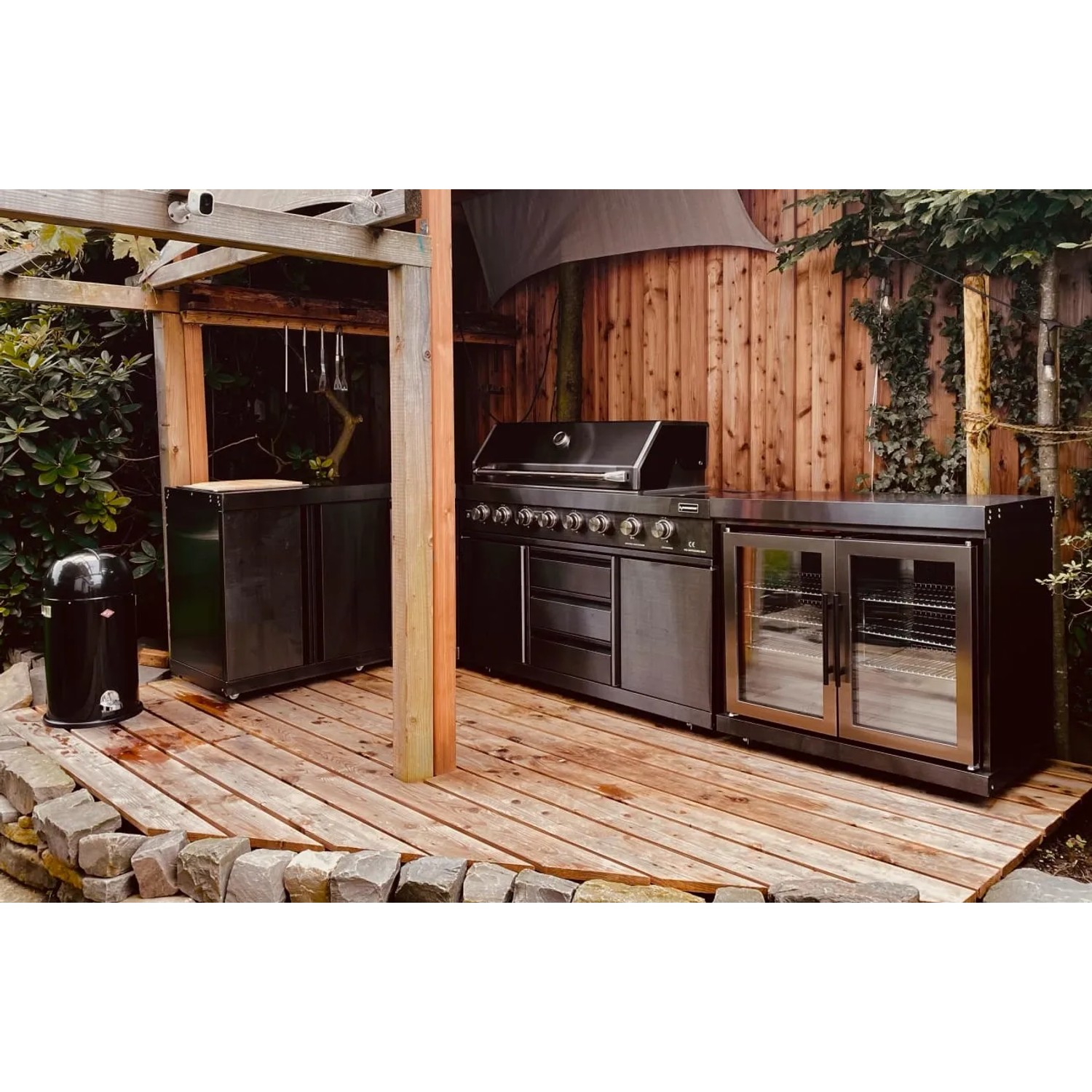 MyOutdoorKitchen Modul-Kühlschrank Black Collection, zweitürig, in einer Outdoor-Küchenumgebung.