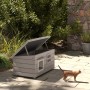 Graues PawHut Katzenhaus mit Asphaltdach und Fenster, Katze läuft vorbei.