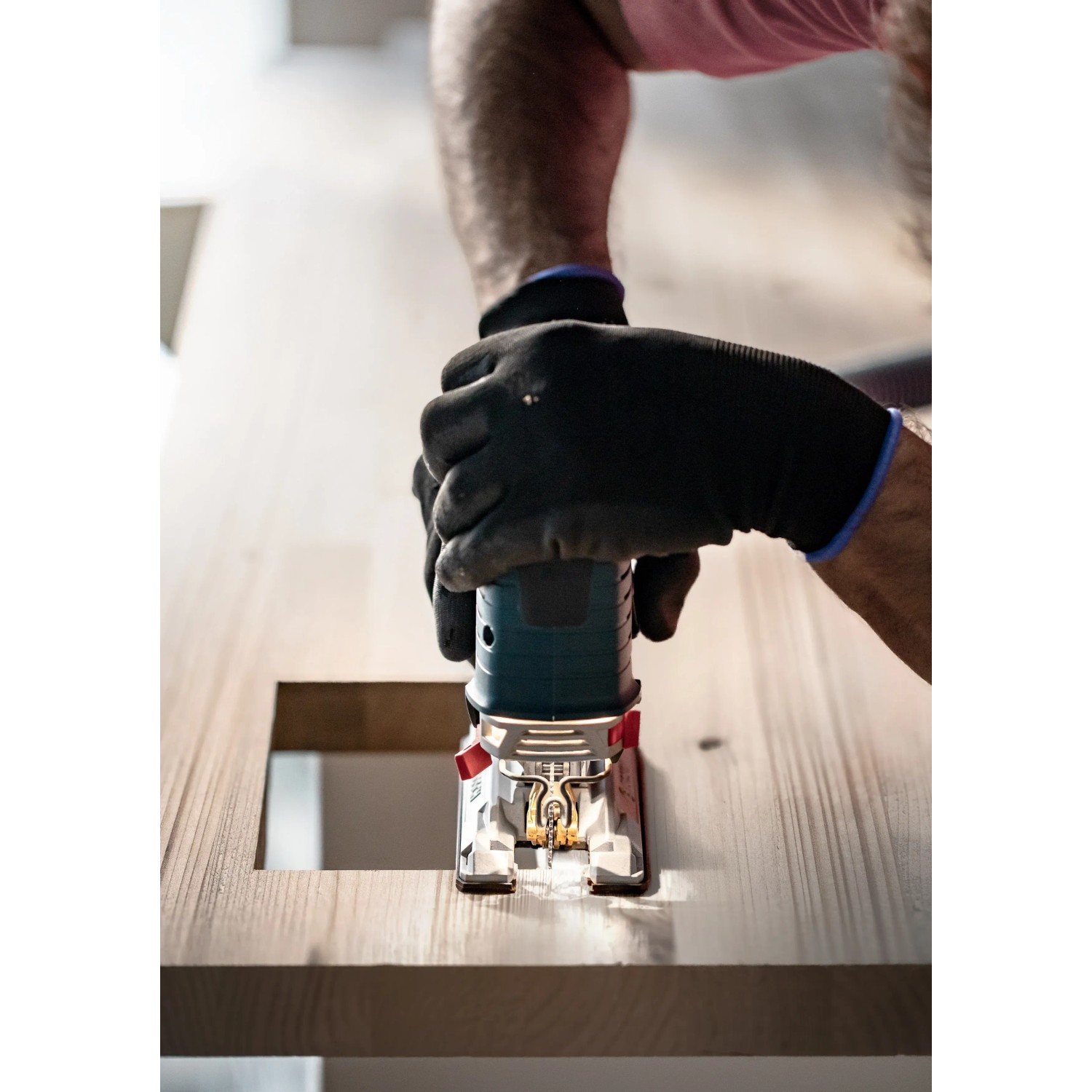 Bosch Expert Stichsäge mit T308BP Sägeblatt schneidet Holz. Präzise Schnitte für Holz bis 50mm.